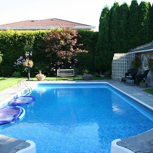 The Stone Hedge Bed And Breakfast